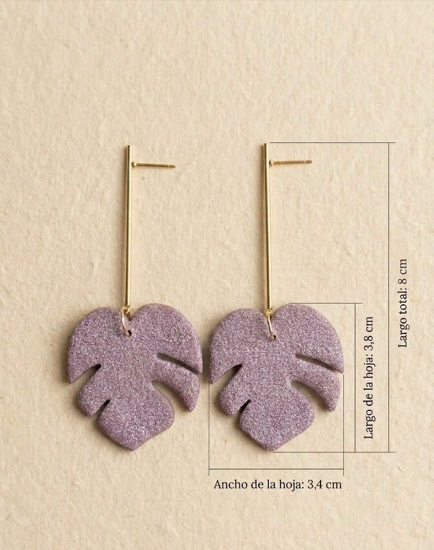 Aretes colgantes de hoja monstera lila escarchada con conector largo de acero dorado, 8 cm de largo total