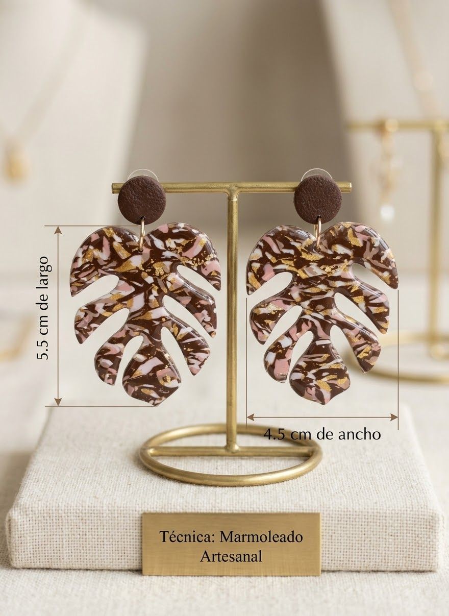 Aretes grandes de hoja monstera en arcilla polimérica marmoleada café, rosa y dorado, con topo café, 5,5 cm de largo