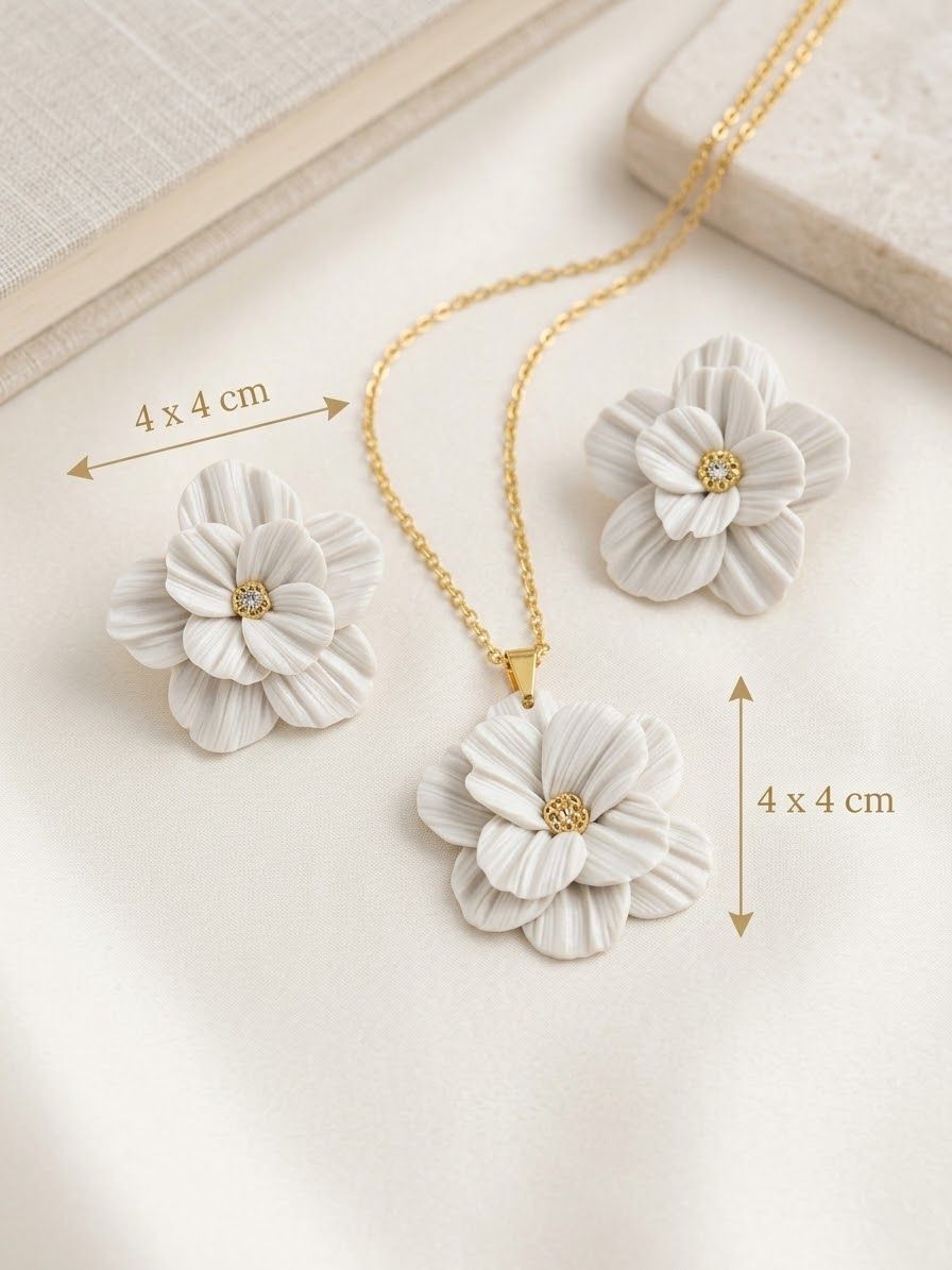 Conjunto de aretes de flor blanca de pétalos texturizados y cadena dorada con dije de la misma flor, de 4 × 4 cm